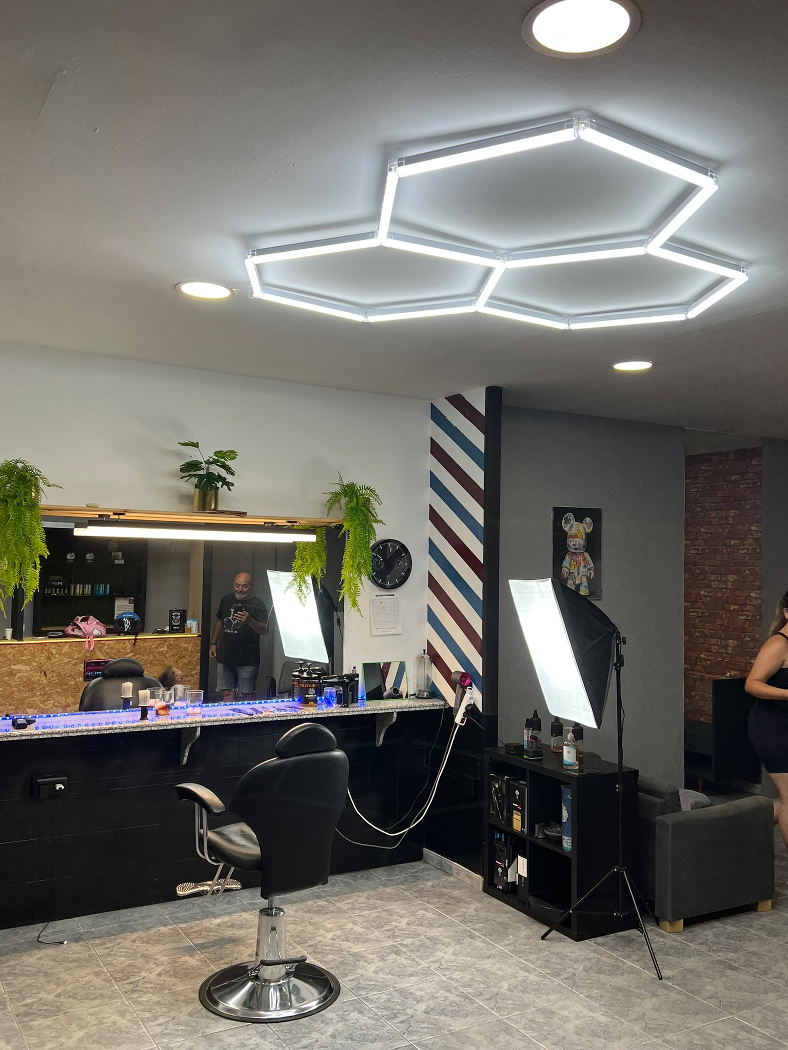 Interior de la barbería Chico Cru Barber en Olivares