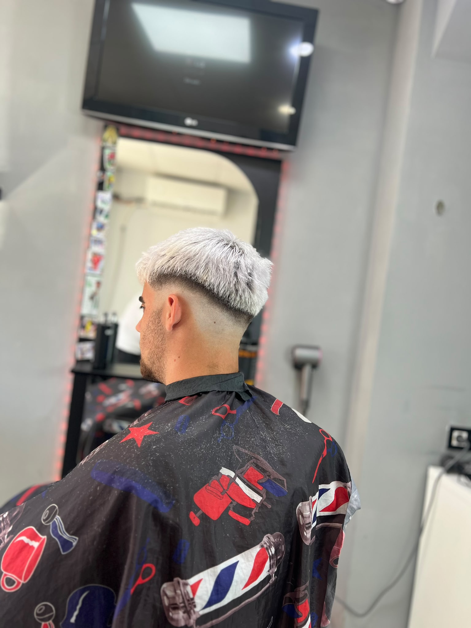 Coloración plateada con degradado - trabajo de Chico Cru Barber